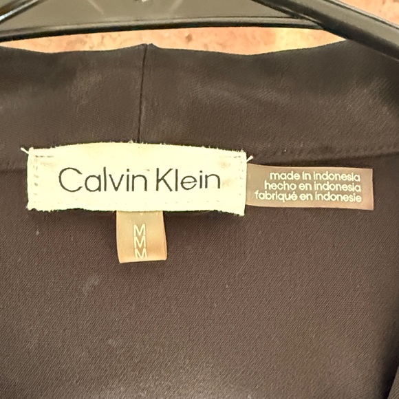 Black Sleeveless V-Neck Top - Picture 2 of 2